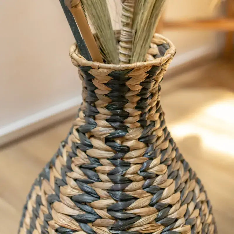 Detailaufnahme der geflochtenen Wasserhyazinthe der Vase Dayana in Schwarz und Natur
