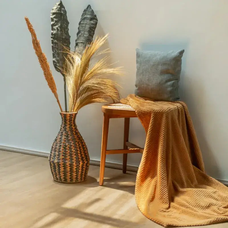 Vase Dayana Schwarz/Natur als Boho-Deko mit Trockenblumen im Wohnraum