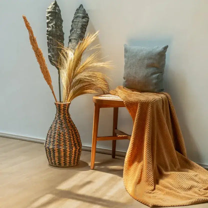 Vase Dayana Schwarz/Natur als Boho-Deko mit Trockenblumen im Wohnraum