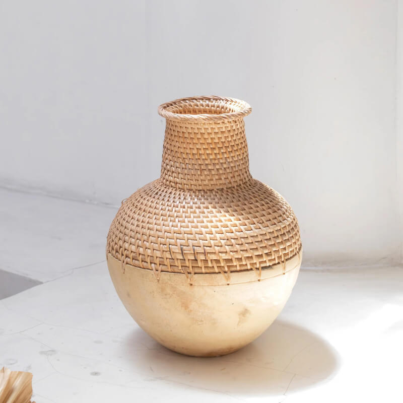 Große Dekovase "Kamari" aus Rattan und Holz für Trockenblumen: Die Bodenvase ist ein stilvolles Dekorationsobjekt.