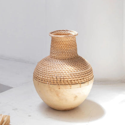 Große Dekovase "Kamari" aus Rattan und Holz für Trockenblumen: Die Bodenvase ist ein stilvolles Dekorationsobjekt.