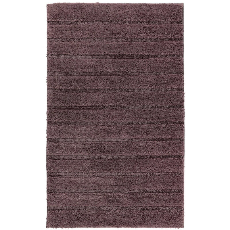 Großer Badteppich California in edlem Figue Aubergine, mit markanten Hoch-Tief-Streifen und sicherer, rutschfester Unterseite.