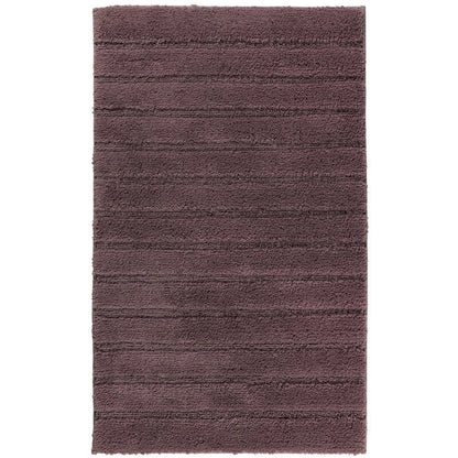 Großer Badteppich California in edlem Figue Aubergine, mit markanten Hoch-Tief-Streifen und sicherer, rutschfester Unterseite.