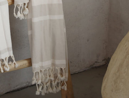 Großes Hammamtuch in Sand-Offwhite: Das Hammamtuch "Toulouse" von House in Style in Sand-Offwhite ist vielseitig einsetzbar.