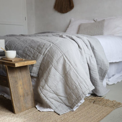 Großes Plaid "Nice" mit Blockmuster aus grauem und hellgrauem Leinen und Baumwolle: Die Tagesdecke von House in Style ist ein stilvolles Textil.