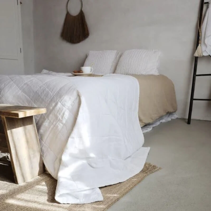 Großes Plaid "Nice" mit Blockmuster aus weißem Leinen und Baumwolle: Die Tagesdecke von House in Style ist ein stilvolles Textil.