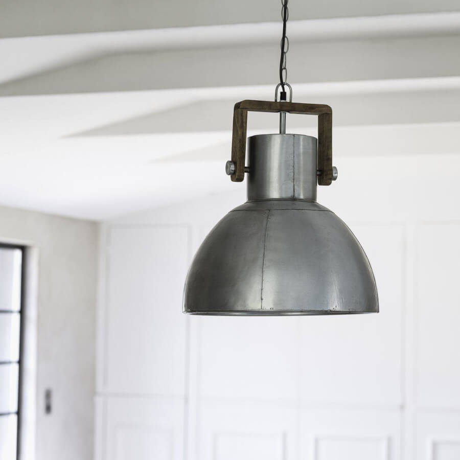 Hängelampe im Industrie-Stil: Die Metall-Hängelampe "Ashby" von PR Home in Silber mit Holzelementen ist ein stilvoller Blickfang.