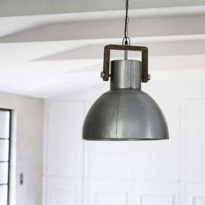 Hängelampe im Industrie-Stil: Die Metall-Hängelampe "Ashby" von PR Home in Silber mit Holzelementen ist ein stilvoller Blickfang.