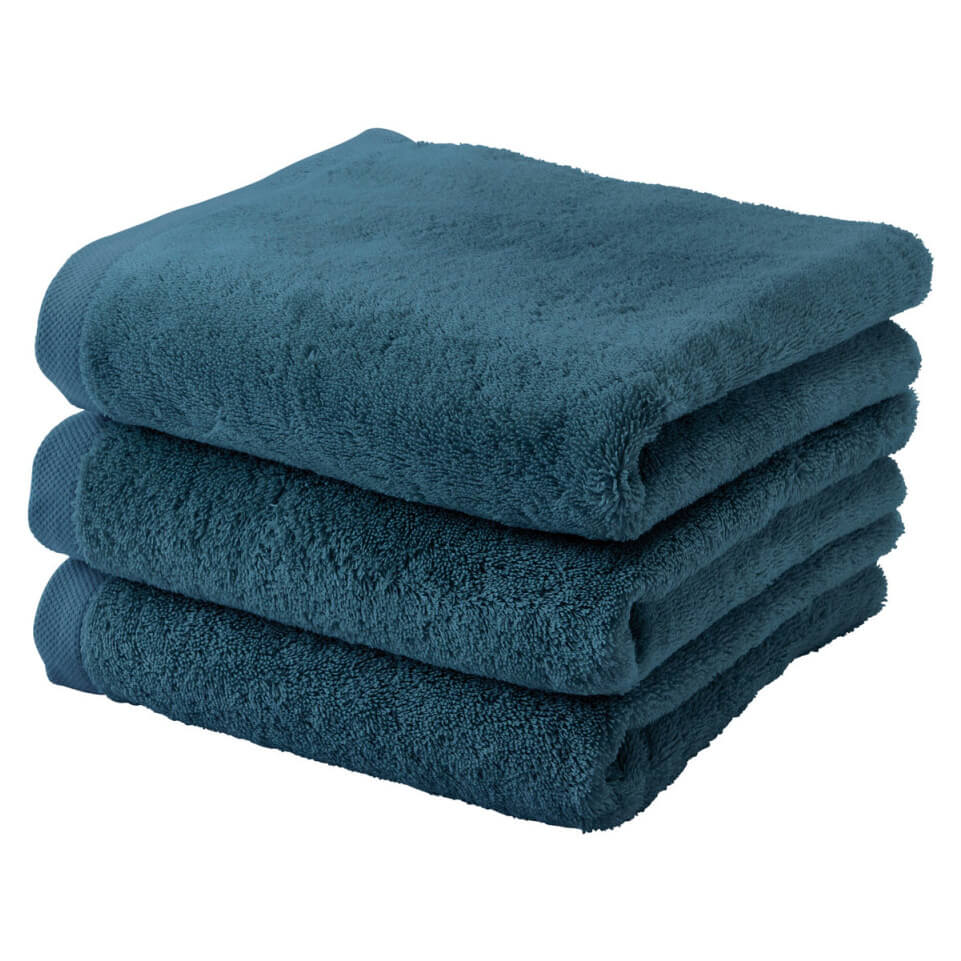 Handtuch-Set London in Oceanblau von Aquanova aus weicher Baumwolle – saugstark und ideal für ein stilvolles Badezimmer.