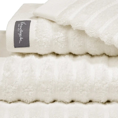 Handtuch Wellness Wave in Cream Tan von Vandyck aus natürlicher Baumwolle mit moderner Struktur für ein stilvolles Badezimmer.