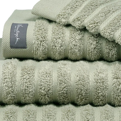 Handtuch Wellness Wave in Smoke Green Rauchgrün von Vandyck aus natürlicher Baumwolle mit moderner Struktur.