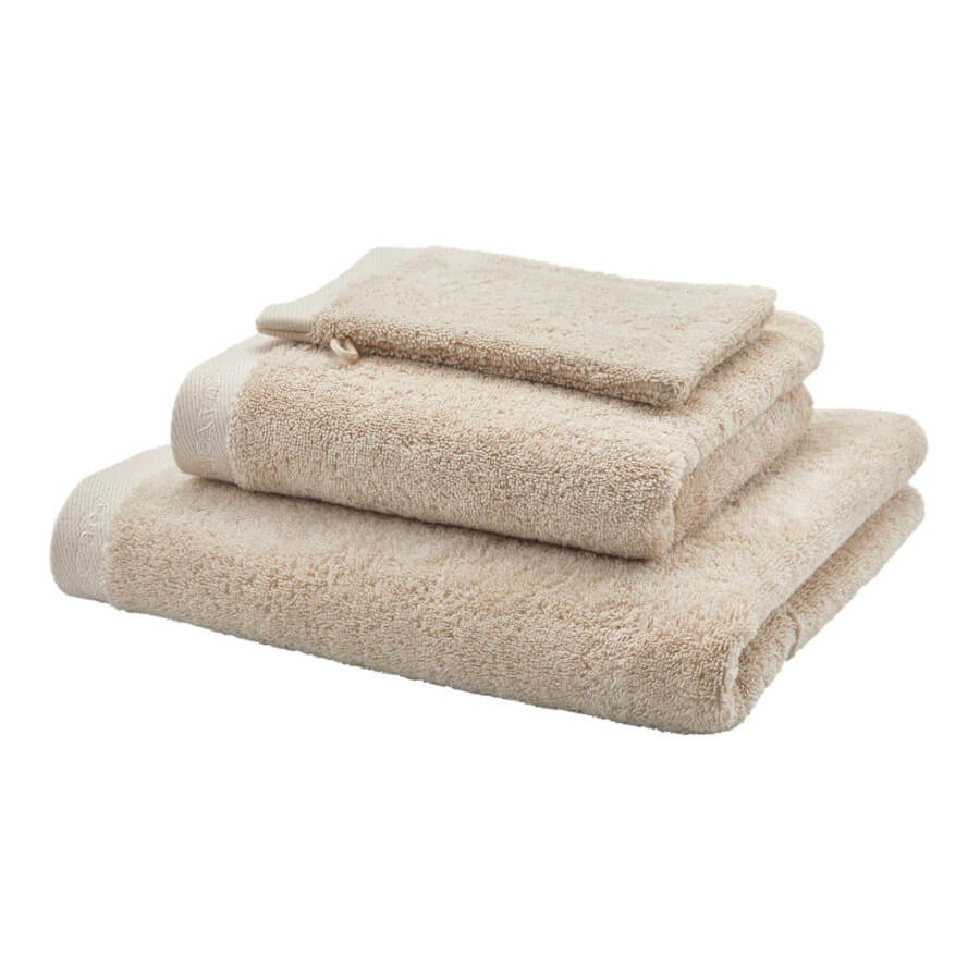 Handtücher aus Bio-Baumwolle in Beige: Die saugstarke und pflegeleichte Handtuchserie "Sava" von Aquanova ist hochwertig.