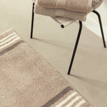 Hochflor Badematte Lima in Sand Beige – moderner Badezimmerteppich mit Streifen, rutschfest und pflegeleicht.