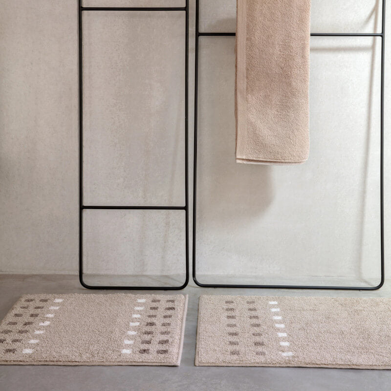 Hochflorige Badematte in Sand Beige – pflegeleichter, rutschfester Badteppich Brica für ein gemütliches Badezimmer.