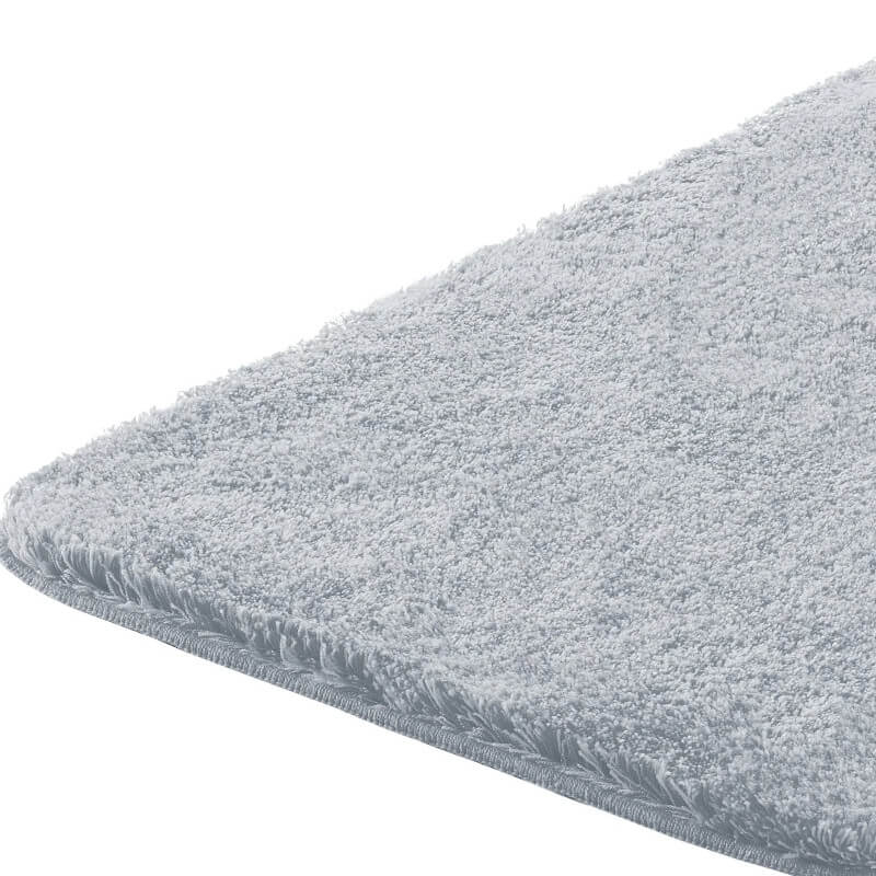 Rutschfester Badezimmerteppich "Montana" mit Hochflor in elegantem Grau-Silber meliert.