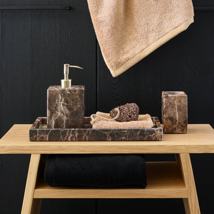 Hochwertige und ausgefallene Badaccessoires aus Marmor: Die Badaccessoires "Hammam" von Aquanova aus braunem Marmor mit Goldakzenten sind ein luxuriöser Blickfang.