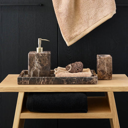 Hochwertige und ausgefallene Badaccessoires aus Marmor: Die Badaccessoires "Hammam" von Aquanova aus braunem Marmor mit Goldakzenten sind ein luxuriöser Blickfang.
