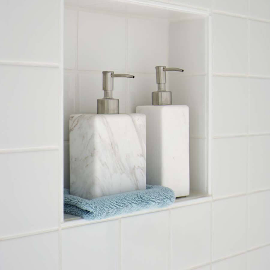 Hochwertiger Seifenspender aus Marmor: Der rustikale Seifenspender "Hammam" von Aquanova aus weißem Naturstein ist ein edles Badaccessoire.
