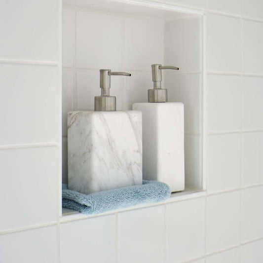 Hochwertiger Seifenspender aus Marmor: Der rustikale Seifenspender "Hammam" von Aquanova aus weißem Naturstein ist ein edles Badaccessoire.