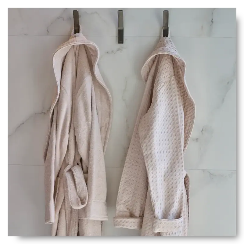 Hochwertige Bademäntel für Damen und Herren, aus weichem Material für höchsten Komfort und ein luxuriöses Gefühl nach dem Baden