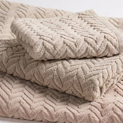 Hochwertiges Baumwollhandtuch Fog Chevron von Kahle mit modernem Zickzack-Muster – stilvoll und weich für das Badezimmer.