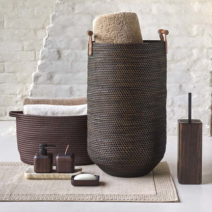 Hochwertige Rattan-Serie Cino in Pecan Dunkelbraun von Aquanova – stilvolle Wäschekorb- und Aufbewahrungslösung für das Badezimmer.