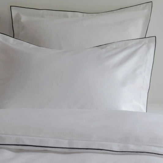 Elegante weiße Bettwäsche mit schwarzer Paspel von Casilin – zeitloses Design