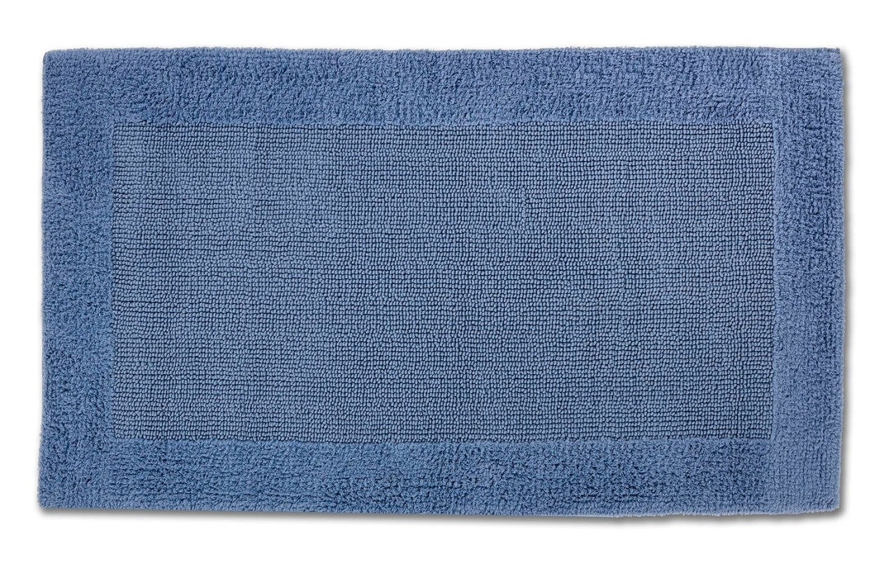 Hochwertiger Baumwoll-Badteppich Select in Aqua Blau von Rhomyhome – weicher Badezimmerteppich in frischem Blauton für ein modernes Bad.