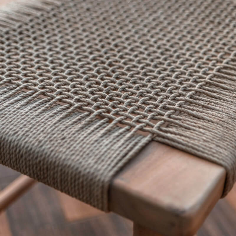 Hocker "Sunda" aus Massivholz: Der rechteckige moderne Sitzhocker/Holzhocker ist ein stilvoller Hocker.