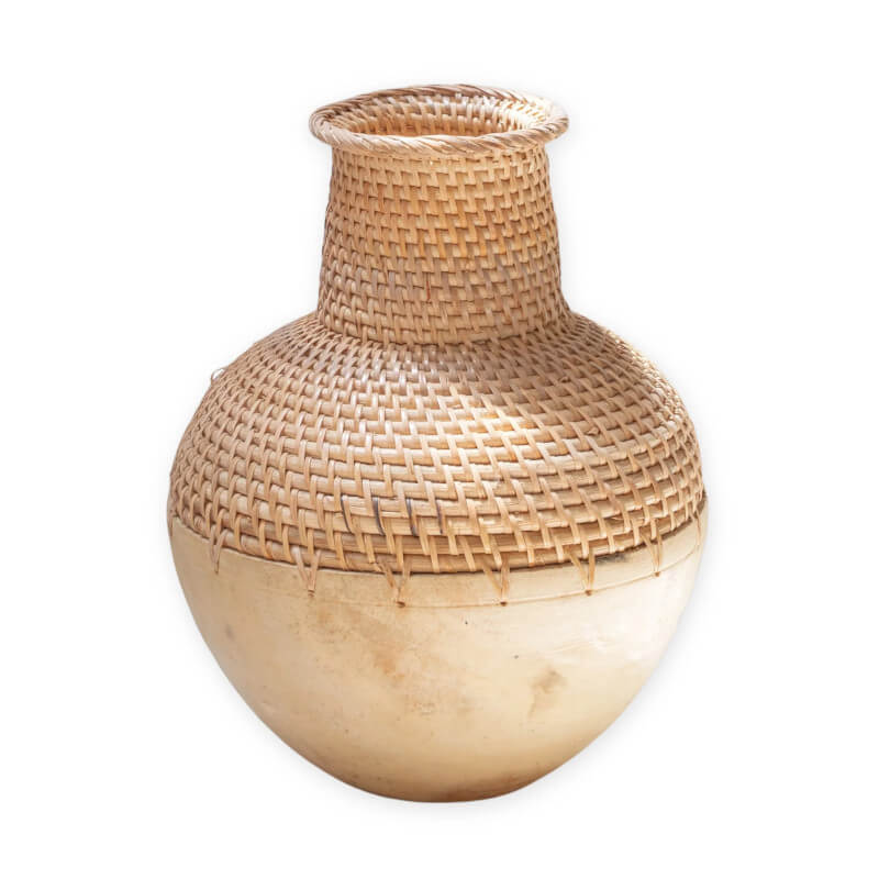 Hohe große Dekovase "Kamari" aus Rattan und Holz für Trockenblumen: Die Bodenvase ist ein stilvolles Dekorationsobjekt.