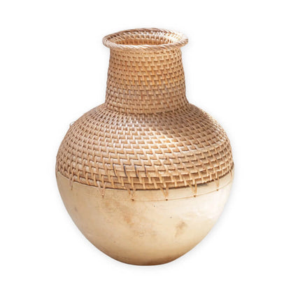 Hohe große Dekovase "Kamari" aus Rattan und Holz für Trockenblumen: Die Bodenvase ist ein stilvolles Dekorationsobjekt.