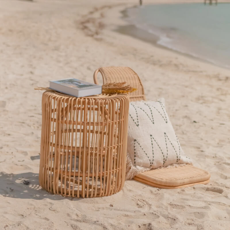 Hoher runder Beistelltisch "Alamaya" aus Rattan: Der Couchtisch im Boho-Ibiza-Stil ist ein stilvoller Tisch.