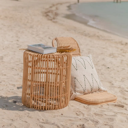 Hoher runder Beistelltisch "Alamaya" aus Rattan: Der Couchtisch im Boho-Ibiza-Stil ist ein stilvoller Tisch.