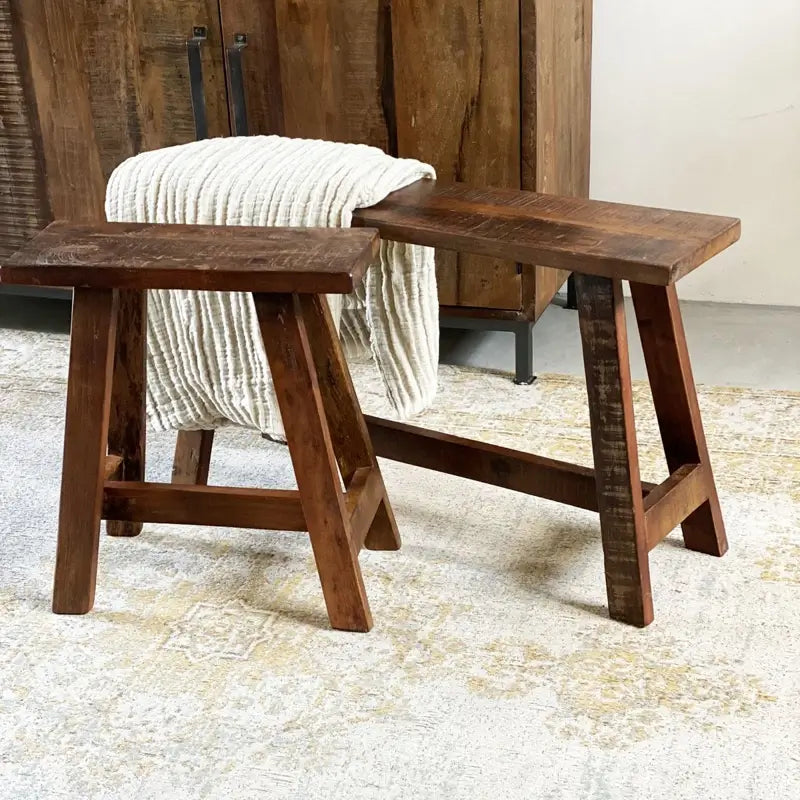 Holz-Dekobank im Raw-Materials-Stil – natürliche Bank aus massivem Holz als Ablage oder Sitzgelegenheit im Industrial Design