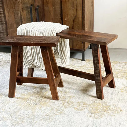 Holz-Dekobank im Raw-Materials-Stil – natürliche Bank aus massivem Holz als Ablage oder Sitzgelegenheit im Industrial Design