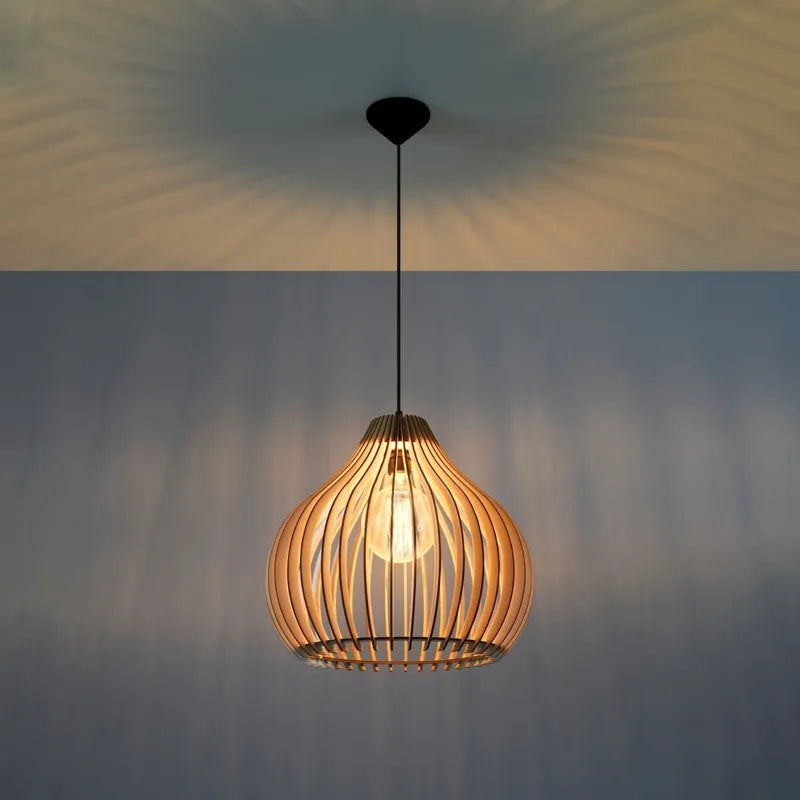 Holz-Hängeleuchte APRILLA mit warmer Lichtwirkung und dekorativem Schattenwurf an der Decke