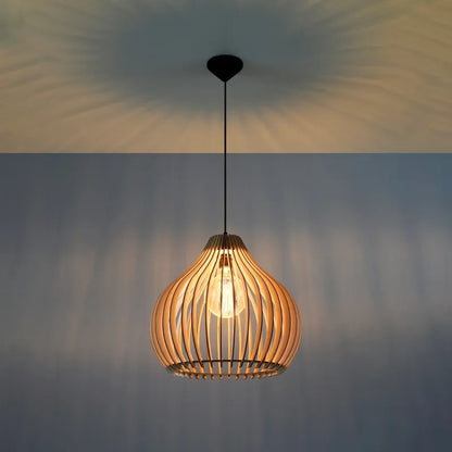 Holz-Hängeleuchte APRILLA mit warmer Lichtwirkung und dekorativem Schattenwurf an der Decke