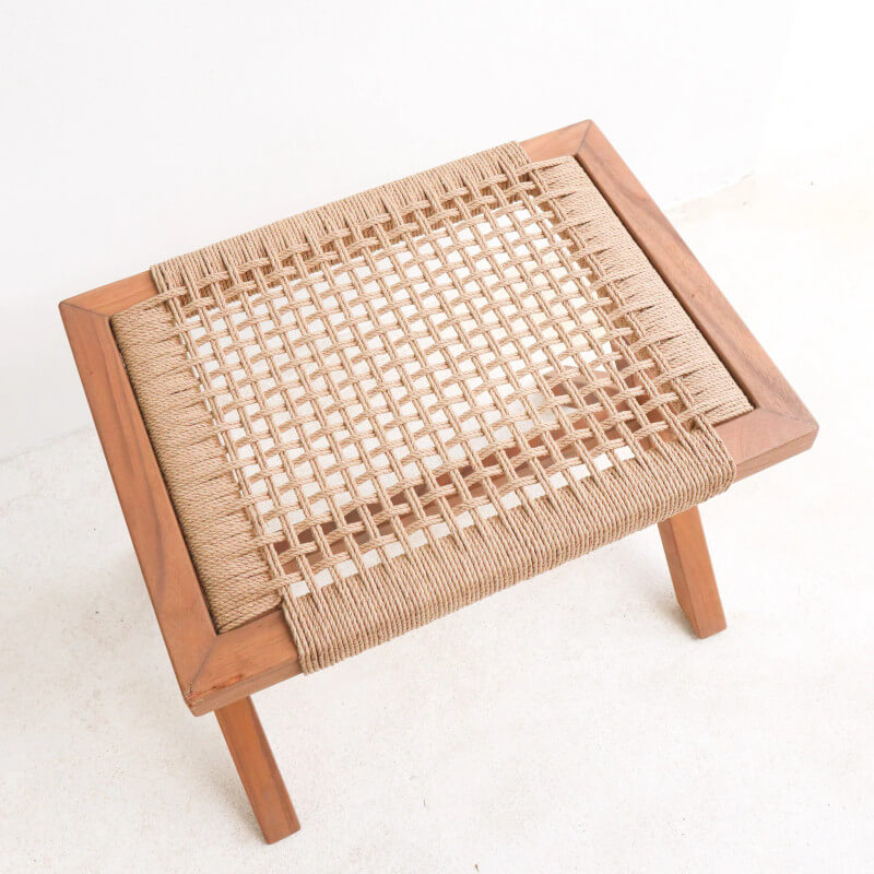 Holz-Sitzhocker "Indra": Der Hocker mit Geflecht-Sitzfläche ist ein stilvoller Hocker.