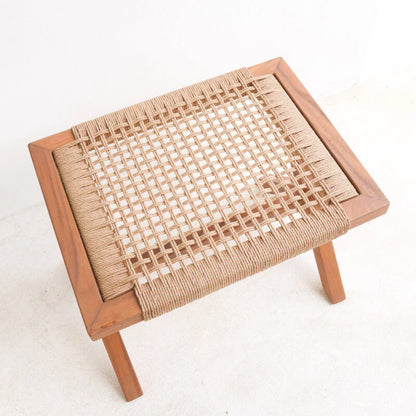 Holz-Sitzhocker "Indra": Der Hocker mit Geflecht-Sitzfläche ist ein stilvoller Hocker.