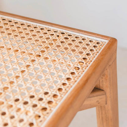 Holz-Sitzhocker mit Rattan-Sitzfläche – Modell Subang