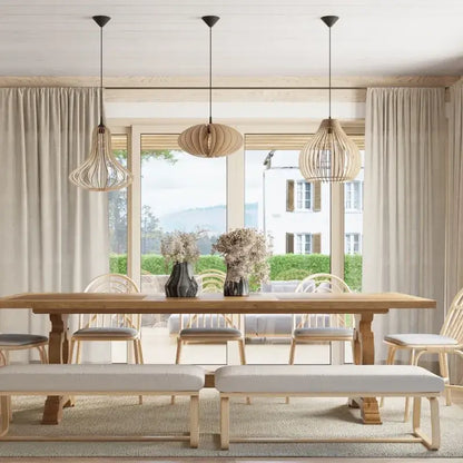 Holzlamellen Pendelleuchte ELZA über Esstisch im modernen Esszimmer mit Naturholz-Möbeln