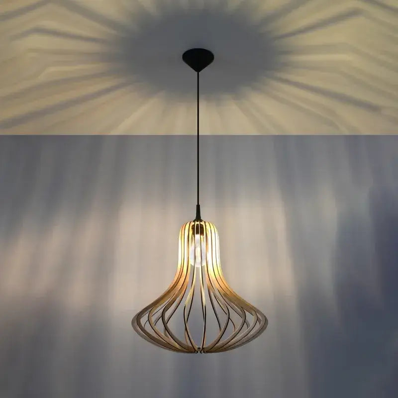 Holzlamellen Pendelleuchte ELZA mit warmem Licht und dekorativem Schattenwurf