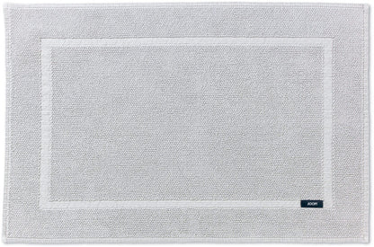 Edle Details: Der "Joop!" Badteppich/Vorleger "Pearl" aus Baumwolle in der Farbe "Silber" bringt edle Details in Ihr Badezimmer.