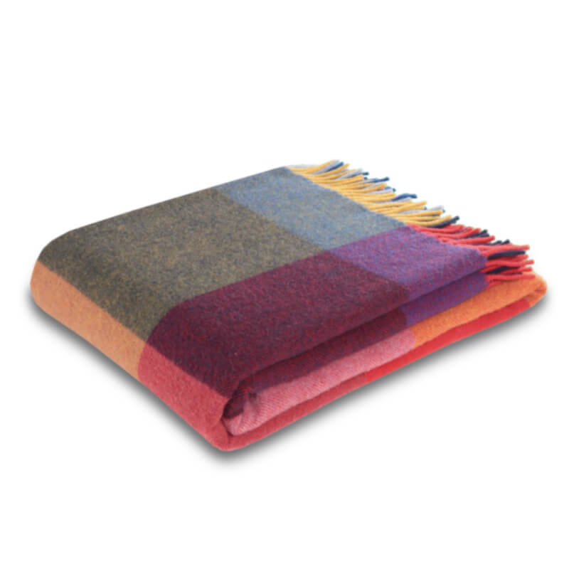 Kaschmirdecke "Bright Square" von Biederlack: Die hochwertige Decke mit Fransen im bunten Karo-Design ist eine stilvolle Wohndecke.
