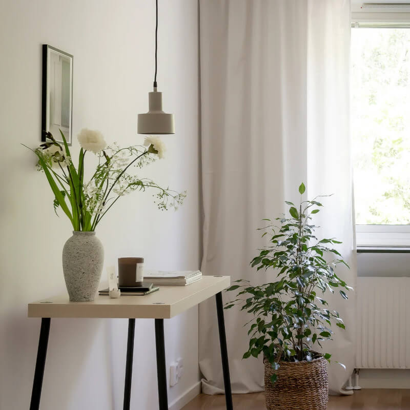 Kleine Pendelleuchte Solo, aus matt-beigem Metall, modern und elegant
