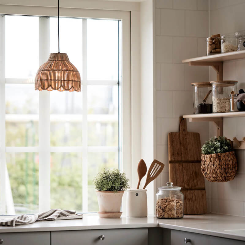 Pendelleuchte "Pia" von PR Home: Die kleine Jute-Pendellampe im Boho-Stil mit Bogenform (24cm) ist eine stilvolle Leuchte.