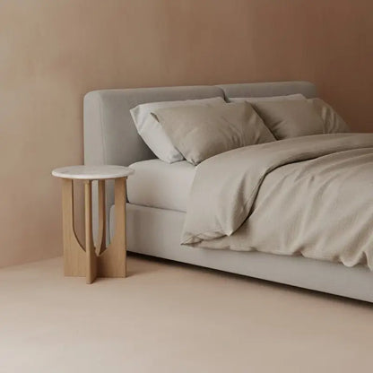 Kleiner Beistelltisch Kuching als Nachttisch im Schlafzimmer – elegantes Design aus Holz und Marmor