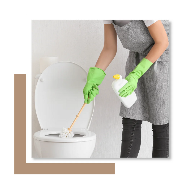 Toilette richtig putzen mit Toilettenbürste im Badezimmer