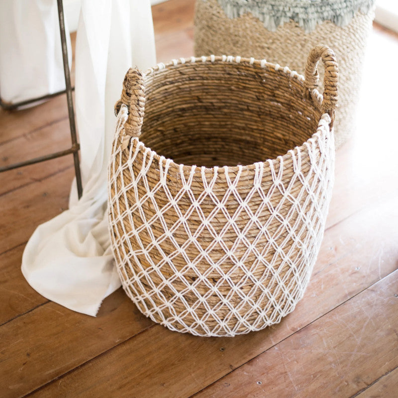 Korb "Kubu" aus Bananenfaser und Makramee: Der ovale Pflanzkorb im Boho-Stil ist ein stilvoller Dekokorb.
