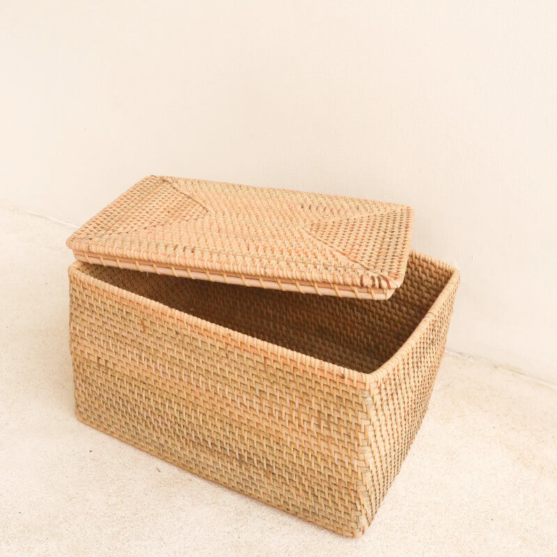 Korb "Graha Soeji" mit Deckel aus Rattan: Die Kiste ist ein praktischer Korb für Regal, Schrank oder Badezimmer.
